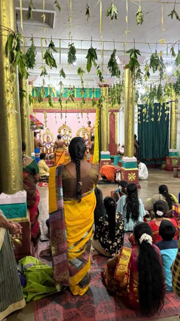 viajar con mujeres a Srilanka mujeres rezando