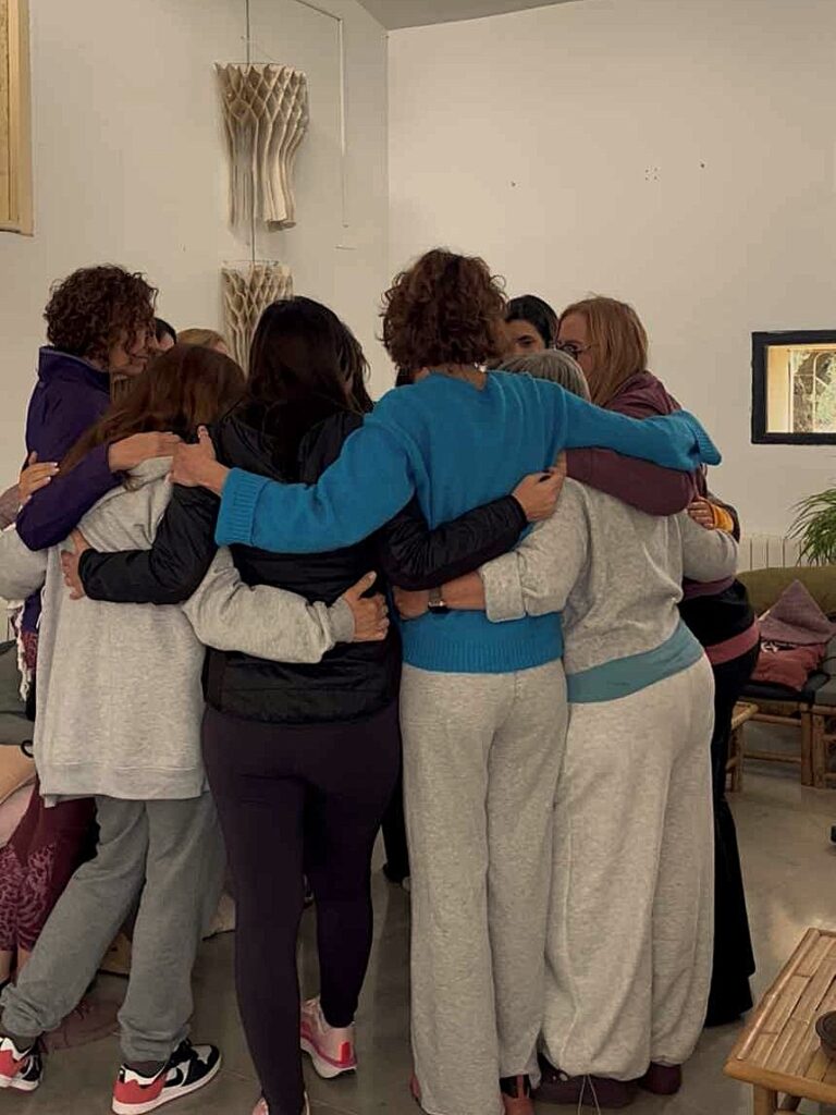 abrazo de conexión ente mujeres en un retiro en barcelona