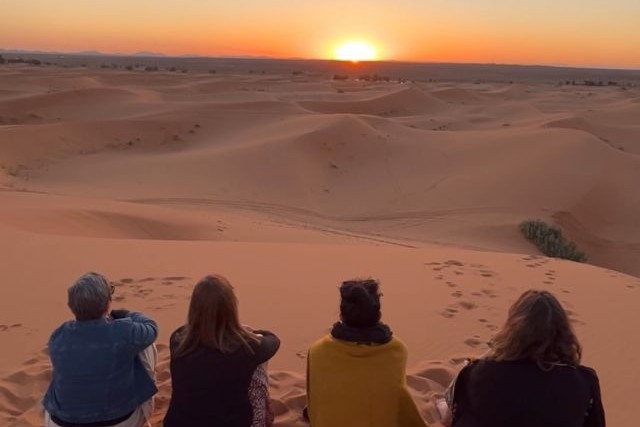 atardecer en el desierto viaje para mujeres a marruecos