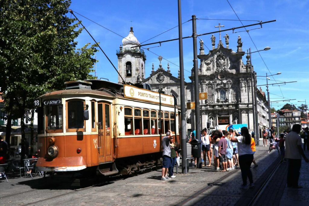 ruta con tranvia en una escapada para mujeres a oporto